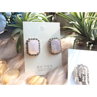 ต่างหูพลอยชมพูล้อมคริสตัล | Pink x Square Earrings