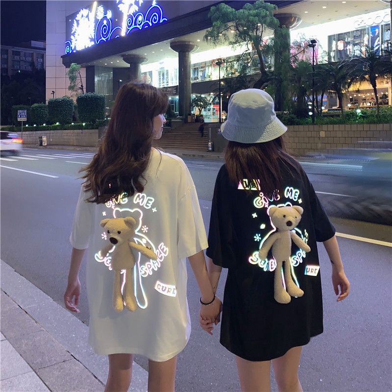 เวอร์ชั่นเกาหลีของแขนสั้นใหม่Tผู้หญิงแฟนหลวมกลางยาวสะท้อนแสงหมีตุ๊กตาคู่เสื้อแขนสั้น DbQo