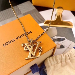 สร้อยคอ หลุย squared gold necklace งาน “คือสุด” สวยมากก กับlogoใหม่ ล่าสุด ของ L สินค้าพร้อม กล่องคะ ถ่ายสดจากสินค้าจริง