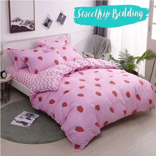 Sweet Kip Bedding ผ้าปูที่นอนขนาด 3.5ฟุต, 5ฟุต, 6ฟุต พร้อมผ้านวมขนาด 180 x 220 เซ็นติเมตร รวม 6 ชิ้น ลายสตอเบอรี่สีชมพู