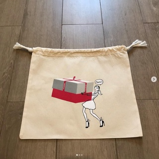 กระเป๋า กระเป๋าผ้า หูรูด แบรนด์ CLARINS ของแท้ size 30 x 28 cm.น้ำหนักเบา สีครีม เป็นแบบกระเป๋ายาว สามารถจุของได้เยอะ