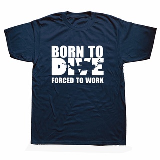 เสื้อยืดผ้าฝ้ายพรีเมี่ยม เสื้อยืดคอกลม แขนสั้น ผ้าฝ้าย พิมพ์ลาย Born To Dive Forced To Work สไตล์สตรีท สําหรับผู้ชาย