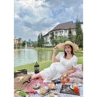 ดรสสีขาวคอสี่เหลี่ยมปักฉลุแขนตุ๊กตาพองนิดหน่อย