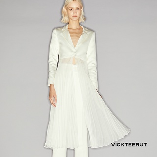 VICKTEERUT Cropped Blazer with Removable Pleat  เบลเซอร์ตัวสั้นพร้อมชายพลีทถอดออกได้