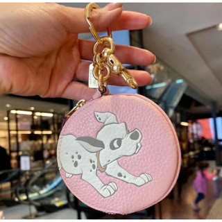 🎀 กระเป๋าใส่เหรียญ สีชมพู ลายดีสนีย์ ดามิเชียล 89988 DISNEY X COACH CIRCULAR COIN POUCH BAG CHARM WITH DISNEY MOTIF