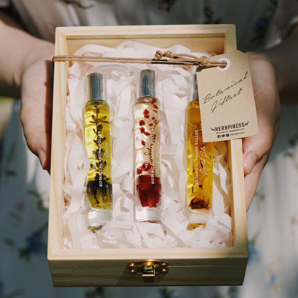 {GIFT SET} WOOD BOX-GLASS TOP : BOTANICAL GIFTSET น้ำมันหอมกลิ่นดอกไม้ตามฤดูกาล Herbpiness ในกล่องไม้