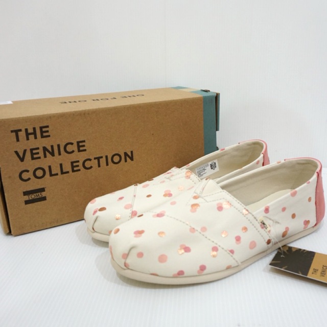 toms pale blush metallic dots