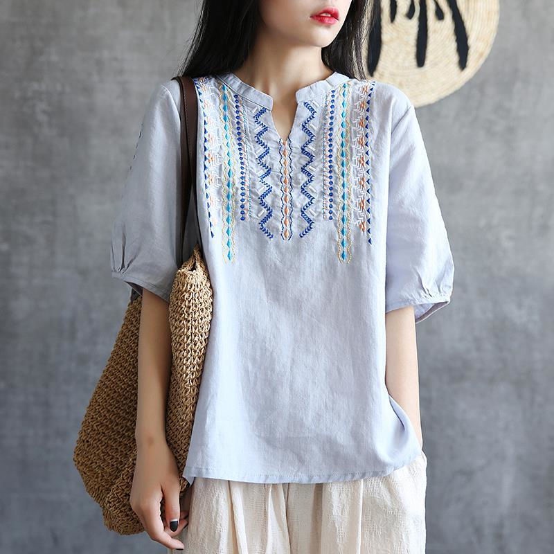 เสื้อยืดคอวีแขนสั้นปักลายผ้าฝ้ายและลินิน ทรงหลวม เข้าได้กับทุกชุด ท็อปส์ซูผู้หญิงแฟชั่นฤดูร้อนสไตล์ย้อนยุคที่เรียบง่าย