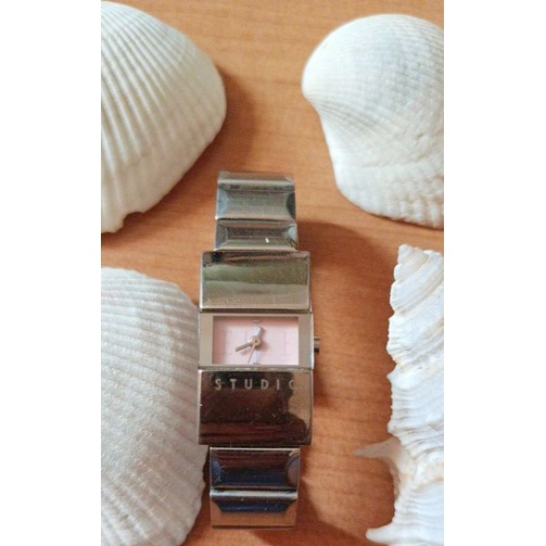 นาฬิกาแบรนด์เนมฝรั่งเศสelle studioหน้าปัดสีชมพูเตือนสีเงินสายสแตนเลสสีเงิน ของแท้ 100% มือสองสภาพสวย