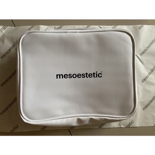 Mesoestetic กระเป๋าใส่เครื่องสำอางค์ ขนาด 9.5x7x2.5 นิ้ว มีหูหิ้วด้านบน สีขาว ด้านในมีช่องแบ่ง จุได้เยอะ