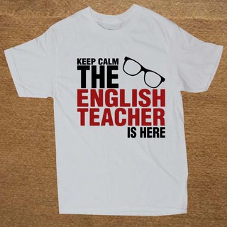 T-shirt เสื้อยืด ผ้าฝ้าย พิมพ์ลาย Keep Calm The English Teacher Is Here สําหรับผู้ชาย S-5XL