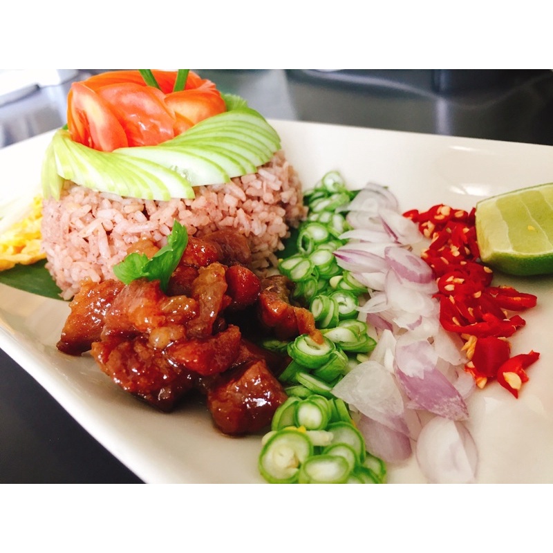 กะปิผัดปรุงรส สำหรับทำข้าวคลุกกะปิ ผัดสะตอ กะปิเคยตาดำ รสกลมกล่อม มีขนาดทดลอง 130 กรัมและ 500 กรัมโดยบ้านอาจารย์ลักษณ์