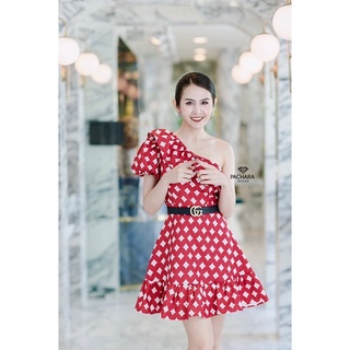 PACHARA BRAND  Detail: เดรสสั้นไหล่เดียวสีดำ เนื้อผ้าหนาพิมพ์ลายแบรนด์ดัง ช่วงอกแต่งระบายเฉียง