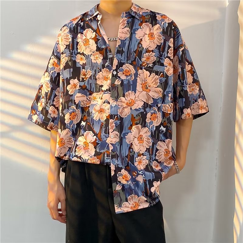 พร้อมส่ง เกาหลีเสื้อแขนสั้นผู้ชายไซส์ใหญ่ ทรงหลวม ลายดอกไม้ เสื้อฮาวายชาย ปลอกคอยืน ไม่ต้องรีด ใส่สบาย M-3XL