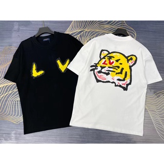 【HOT】เสื้อยืดแขนสั้น ผ้าฝ้าย พิมพ์ลาย Lv แฟชั่นสําหรับผู้ชาย และผู้หญิง