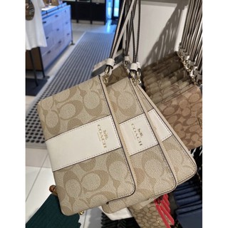 ✨พร้อมส่ง‼️ แท้ 🇺🇸💯New Coach คล้องมือ size S CORNER ZIP WRISTLET IN SIGNATURE CANVA F58035 LIGHT-KHAKI/CHALK