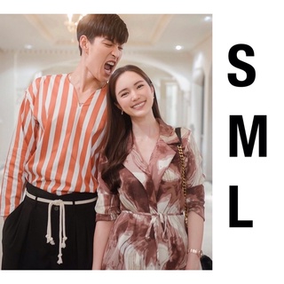 เดรสสูทลายหินโทนสีน้ำตาลแดงคอปกแขนยาวกระดุมซ่อนด้านในเอวเข้ารูปมีสายผูกโบว์เอวมีซับในอัดกาวอย่างดี