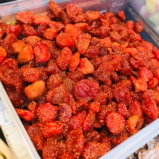 สตรอเบอรี่อบแห้ง หวานธรรมชาติ ขนาด 200 กรัม ราคา 90 บาท Dried Strawberry 200 g.&gt;&gt;90 THB.