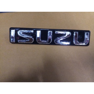 โลโก้ ISUZU  ติดหน้ากระจังรถ ปี 2003-2011 สีเงินพื้นดำ (ราคาต่อ 1ชิ้น)