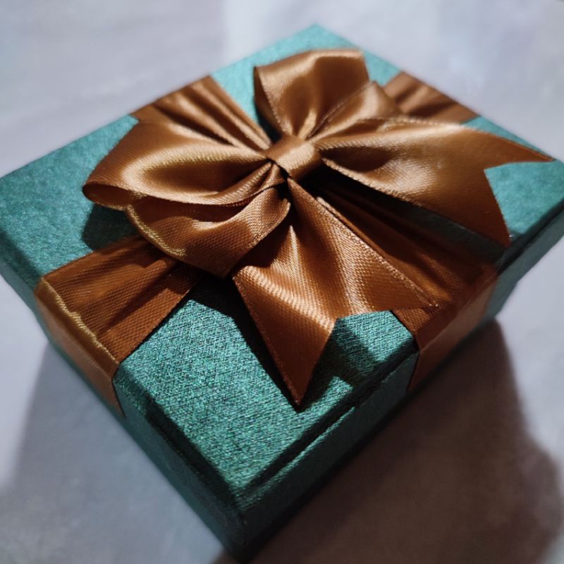HESTIA GREEN CHOCOLATE SATIN RIBBON กล่องของขวัญพิเศษ