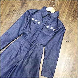 TW9175Jumpsuit จั้มสูทคอปกแขนยาว ติดกระดุมอก ผ้ายีนเทียมฟอกสีเข้ม กระเป๋าปักดอกเดซี่ เพิ่มความหวาน เอวยืดสม็อคหลัง พร้อม