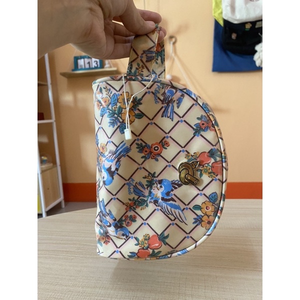 กระเป๋าใส่เครื่องสำอางมือสอง Kloset etcetera ของแท้💯 จากช็อป สีครีมนะคะ