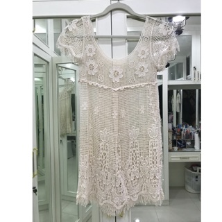 เดรสสีขาวลูกไม้ฉลุ - White Lace Dress