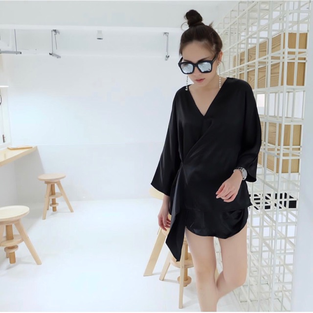 📍NEW Tshopppp แท้ 💯 เสื้อทรงเย็บจีบข้าง ดูเรียบๆแต่ทำให้ใส่แล้วดูดีมากเลยค่ะ เป็นผ้าซาตินใส่แล้วดูพร