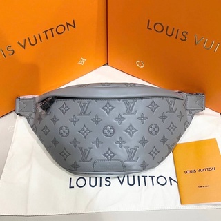 LOUIS VUITTON LV DISCOVERY GREY MONOGRAM EMBOSSED LEATHER BUMBAG กระเป๋าสะพายข้าง คาดอก แบรนด์หลุยส์วิตตอง