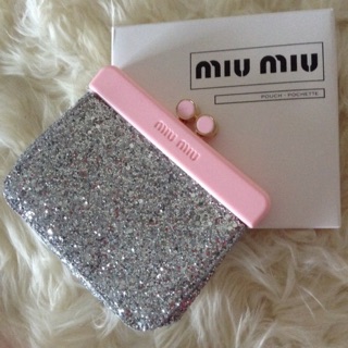 ใหม่เอี่ยม ✨Miu Miu Pochette Clutch