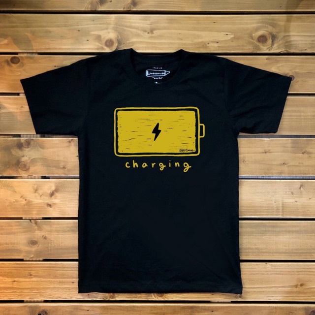 “ Charging “ เสื้อยืดคุณภาพสีดำ ลายชาร์จแบต Premium cotton100 comp