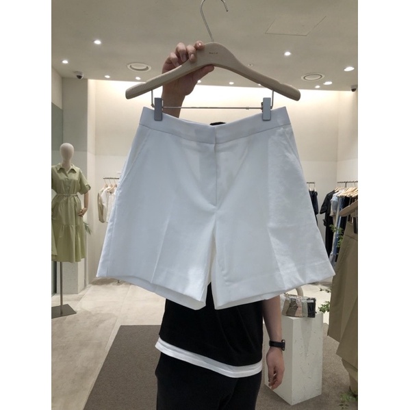 กางเกงขาสั้นสีขาวจากร้าน April Shop ตะขอหน้า🍒