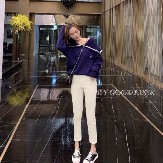 เสื้อกันหนาวคอปก แขนจั้มดูดีมากๆ
มีเข็มกลัดรูปปลาที่หน้าอก คิ้วท์ๆ น่ารัก ผ้าไหมพรม สาวอวบใส่ได้ #งานนำเข้า