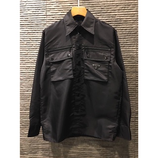 PRADA RE-NYLON GABARDINE MULTI-POCKET BLOUSON CLASSIC TRIANGLE JACKET IN BLACK เสื้อแจ็คเก็ตคอปกเชิ้ตแขนยาว แบรนด์ปราด้า