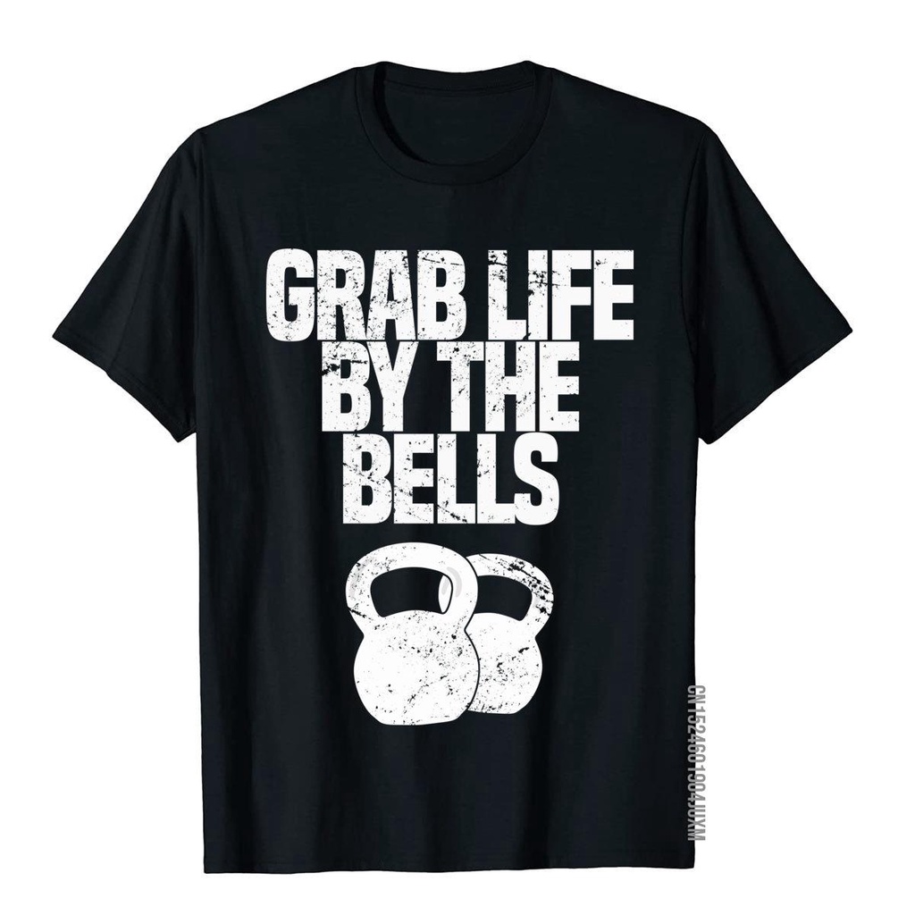 เสื้อยืดผ้าฝ้าย พิมพ์ลาย Grab Life By The Bells Kettlebells แฟชั่นผู้ชาย