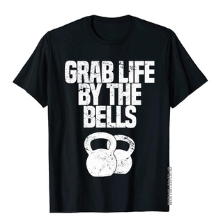 เสื้อยืดผ้าฝ้ายพรีเมี่ยม เสื้อยืดผ้าฝ้าย พิมพ์ลาย Grab Life By The Bells Kettlebells แฟชั่นผู้ชาย