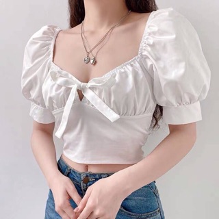 เสื้อครอป‼️พร้อมส่ง 🍅New in พร้อมส่ง เสื้อครอปแขนดอลลี่แต่งโบว์ด้านหลังและด้านหลัง ช่วงอก/รอบไหล่ดึงยางสมอค
