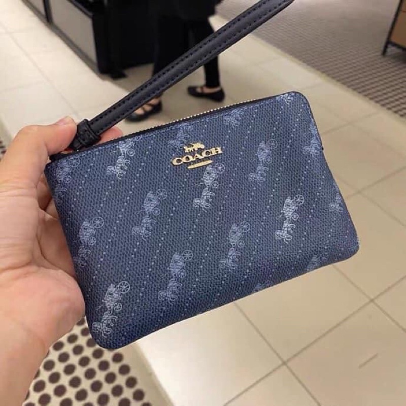 พร้อมส่ง แท้ 🇺🇸💯% New Coach คล้องมือ 1 ซิป S CORNER ZIP WRISTLET WITH HORSE AND CARRIAGE DOT PRINT (