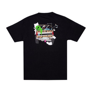 RIPNDIP เสื้อยืดคอกลม รุ่น  THE WHOLE GANG TEE  สีดำ - (ร้าน SEEK)