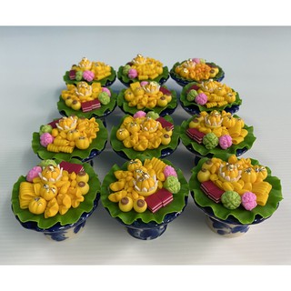 ขนมไทยมงคล 9 อย่าง จัดวางบนพานเซรามิค