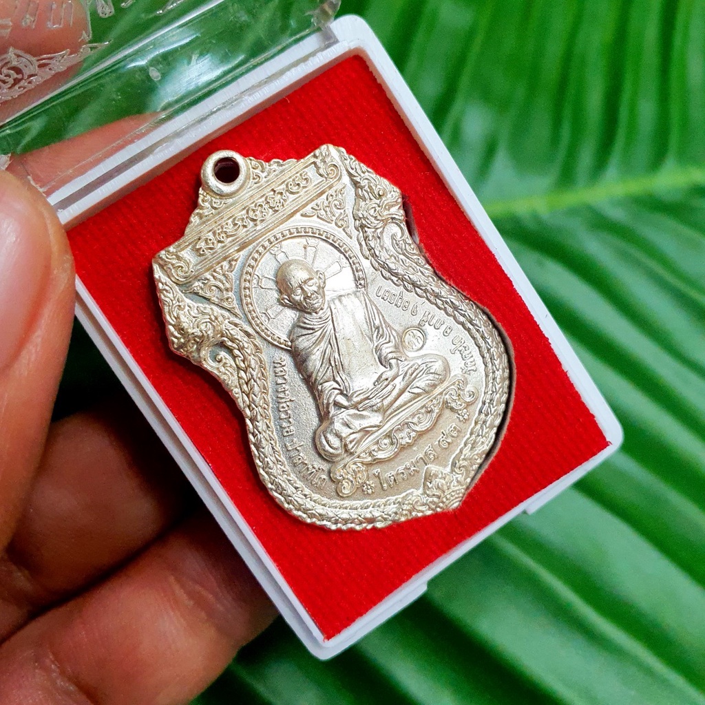 เหรียญหลวงพ่อรวย ปาสาทิโก ไตรมาส93 เนื้อกะไหล่เงิน พร้อมกล่องเดิมจากวัด ตอกโค๊ตทุกเหรียญเหรียญนี้เด่