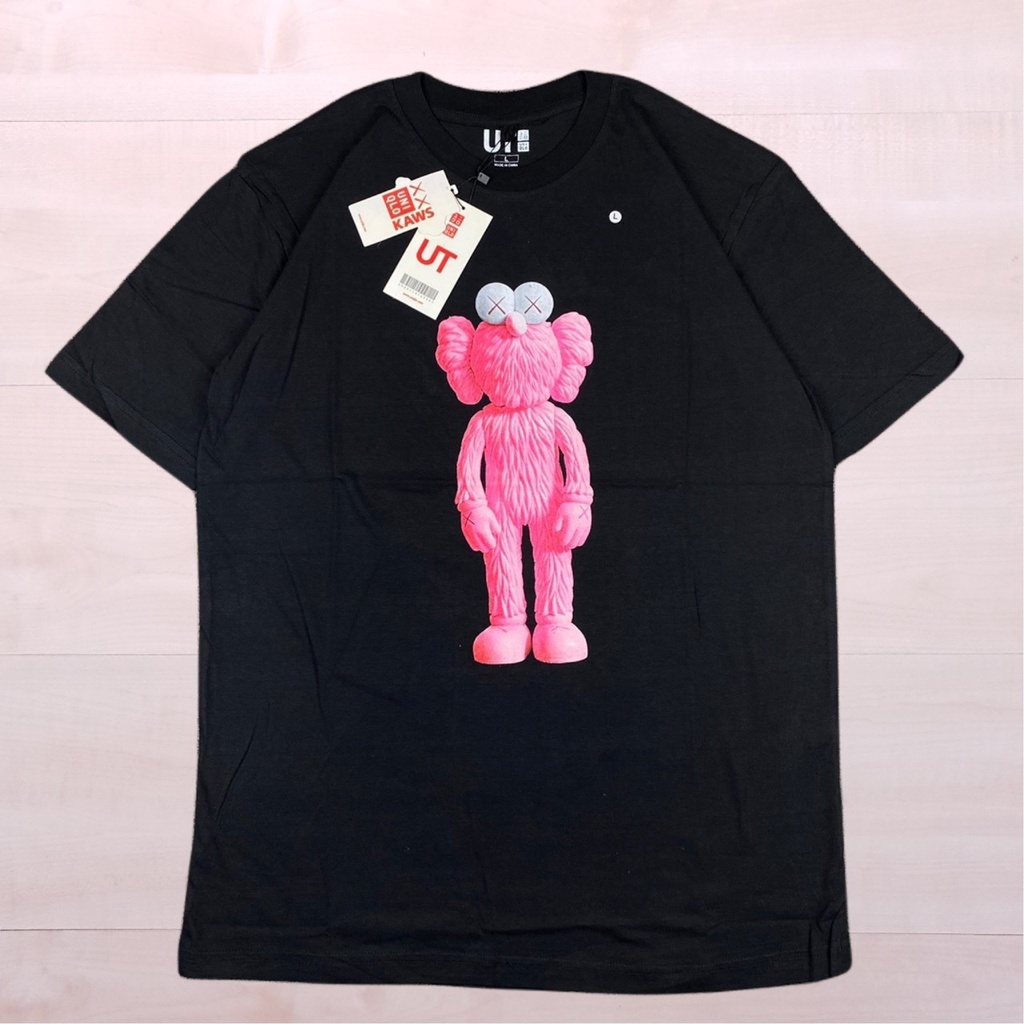 Uniqlo X KAWS 3D PINK TEE เสื้อยืดกระเป๋าสีดํา