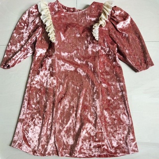เดรสแขนยาว เดรสมีปีก ผ้ากำมะหยี่ สีชมพูอมส้ม ลายจุดสีทอง Bozza Kidz size 4 กระดุมหลัง