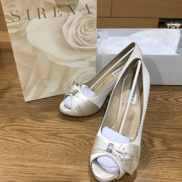 รองเท้า Sirena สี Ivory เบอร์ 38 มือสอง ดูดีหรูหราค่ะ