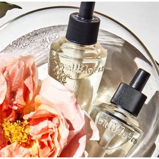 Wallflower Bath & Body Works Refill มีหลากหลายกลิ่นให้เลือกใช้ตามความชอบ หรือตามแต่ความต้องการสร้างบรรยากาศของห้อง