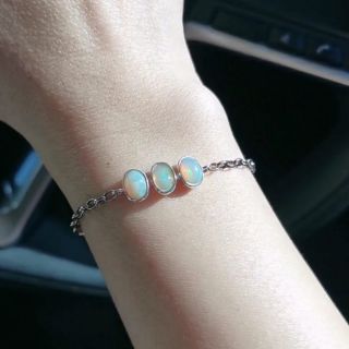 Trio​ Opal Minimal​ Bracelet✨​
สร้อยข้อมือมูนโอปอล​ หลังเบี้ยพลอยรี​ 3​ เม็ด ปรับขนาดได้ ตัวเรือนเงินแท้ 925