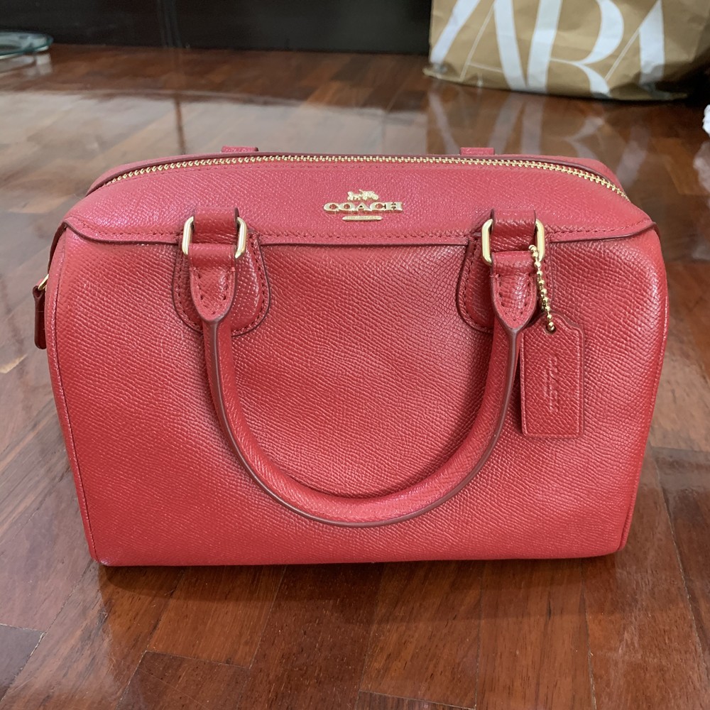 Newป้ายห้อย COACH F32202 (มีรอยบางๆ) กระเป๋าสะพายข้าง/ถือ COACH ทรงหมอน สีแดง True Red IMDN8 อะไหล่ท