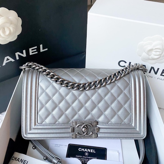Very new Chanel boy 10” silver metallic caviar holo24 ออก shop ไทย สภาพสวยงามกริบ ใช้น้อย ใหม่มากๆค่ะ เม็ดชัด สะอาด