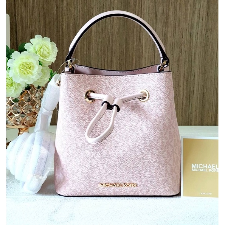 🎀 (สด-ผ่อน) 35T0GU2C0B กระเป๋า ทรงขนมจีบ สีชมพูอ่อน ลาย mk MICHAEL KORS SURI SM BUCKET XBODY LEATHER