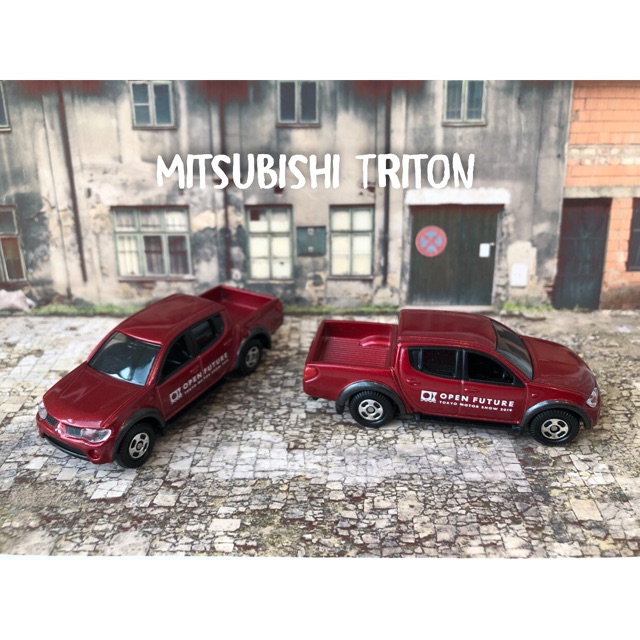 Tomica Mitsubishi Triton สีแดง